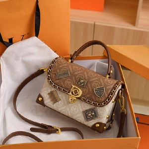 High-quality texture niche design badge bag for women 2023 new trend retro soft leather shoulder messenger box bag