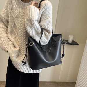 Commuter large capacity bag for women 2023 new casual stylish versatile shoulder bag fashionable texture tote bucket bag