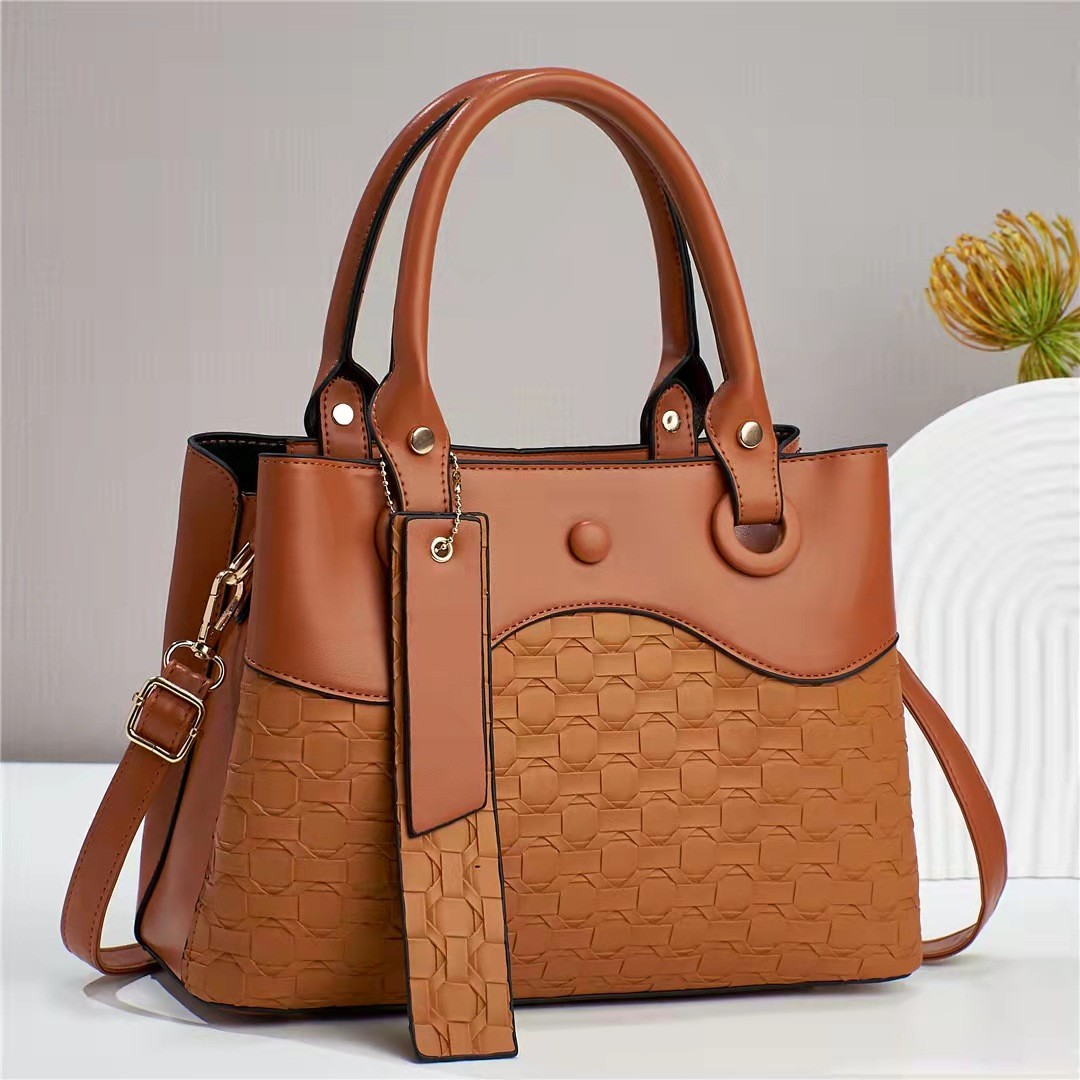 Wholesale foreign trade Women's bag 2024 cross-border bag new niche design shoulder handbag tide bag.