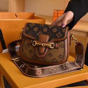High-end women's bag retro saddle bag 2024 new bag fashion print small square bag versatile shoulder messenger bag